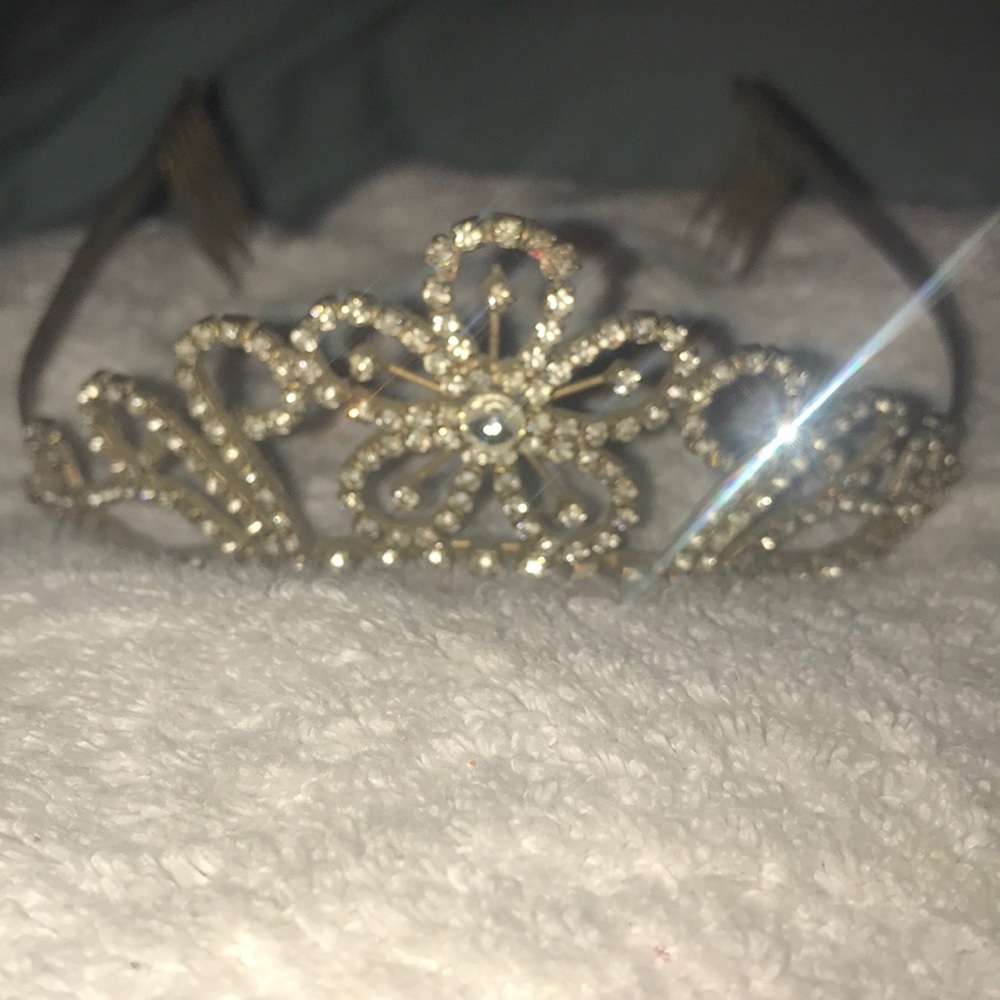 Vintage crown all stones there